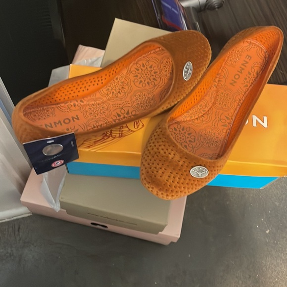 University of Texas Longhorns velvet flats with silver emblem NEW w/tags - Picture 2 of 5